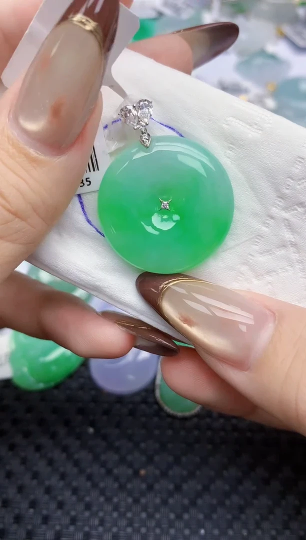 颈饰18K金镶嵌翡翠   天然翡翠A货  百元以上9米证书费自理