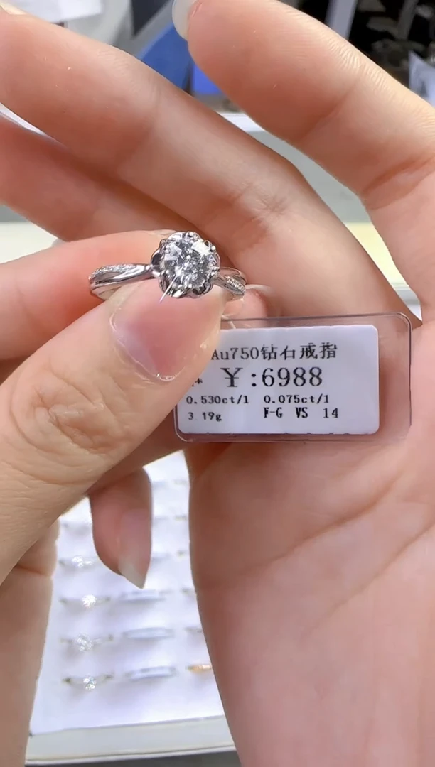 18K金镶嵌戒指/指环钻石田*580000
