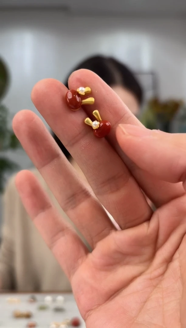 银S925镶嵌南红玛瑙耳饰玉兔迎春耳钉