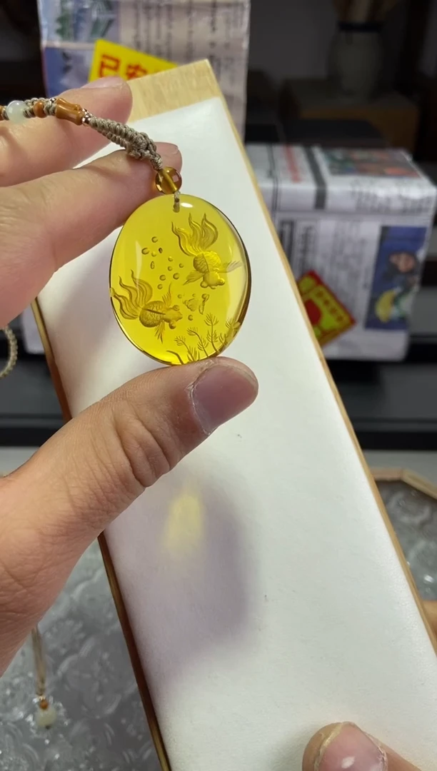 琥珀颈饰未镶嵌阴雕金鱼