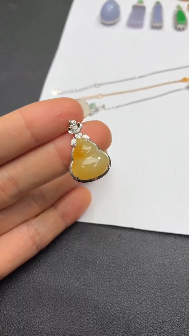 颈饰18K金镶嵌翡翠天然翡翠A货