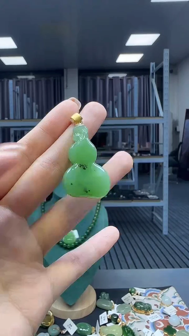 18K金镶嵌和田玉挂件1