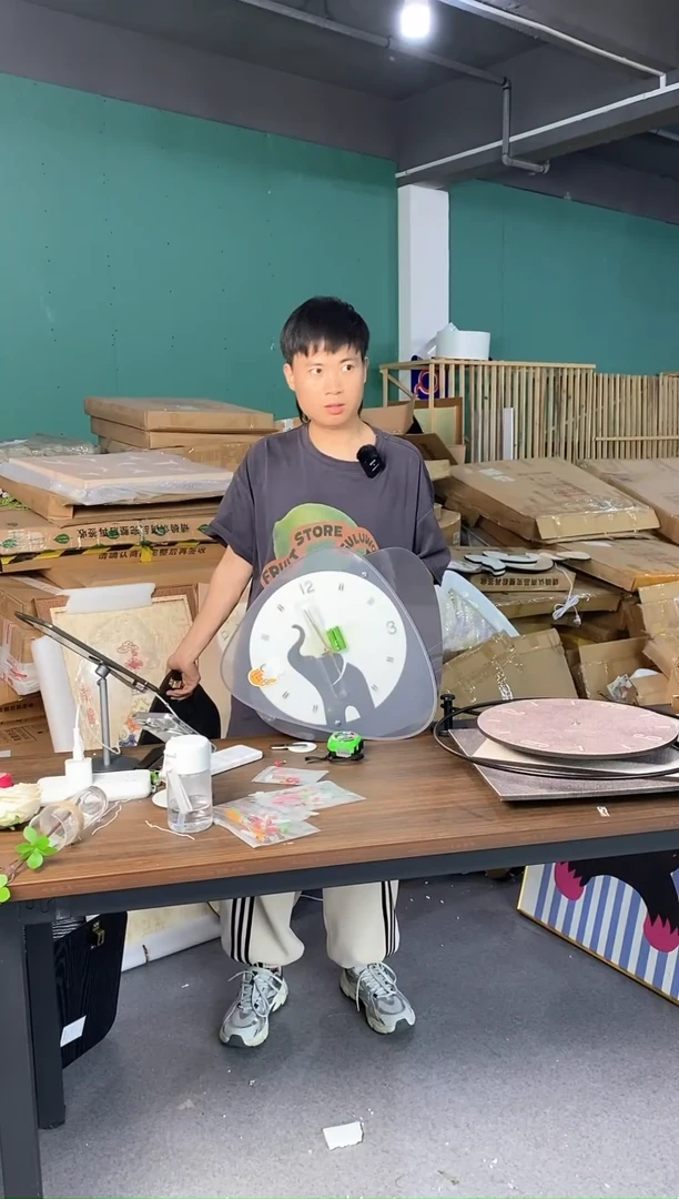 竖款全新亚克力钟表一个
