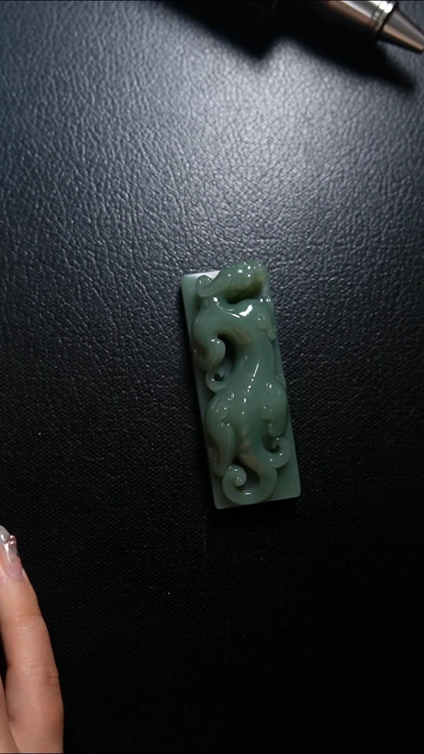 和田玉未镶嵌颈饰手把件