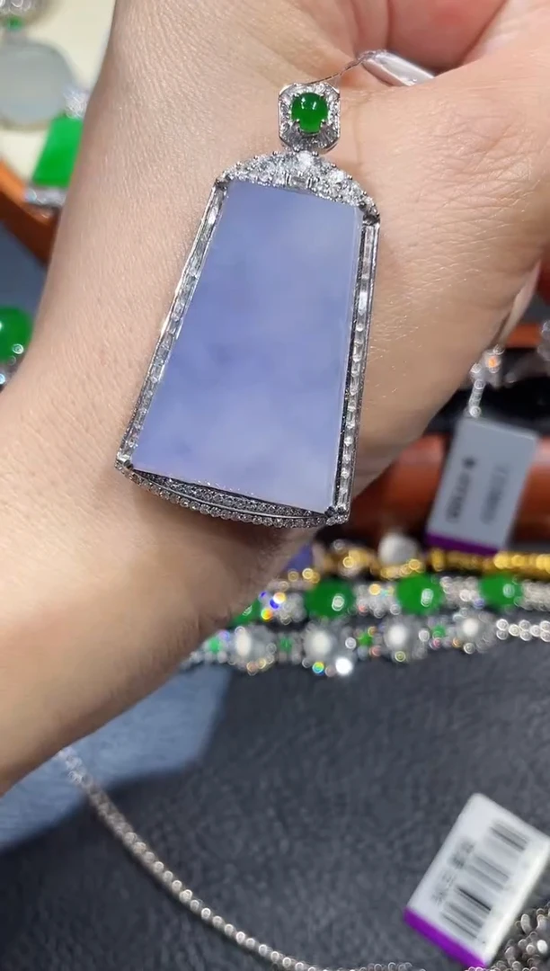 18K金镶嵌定制翡翠无事牌