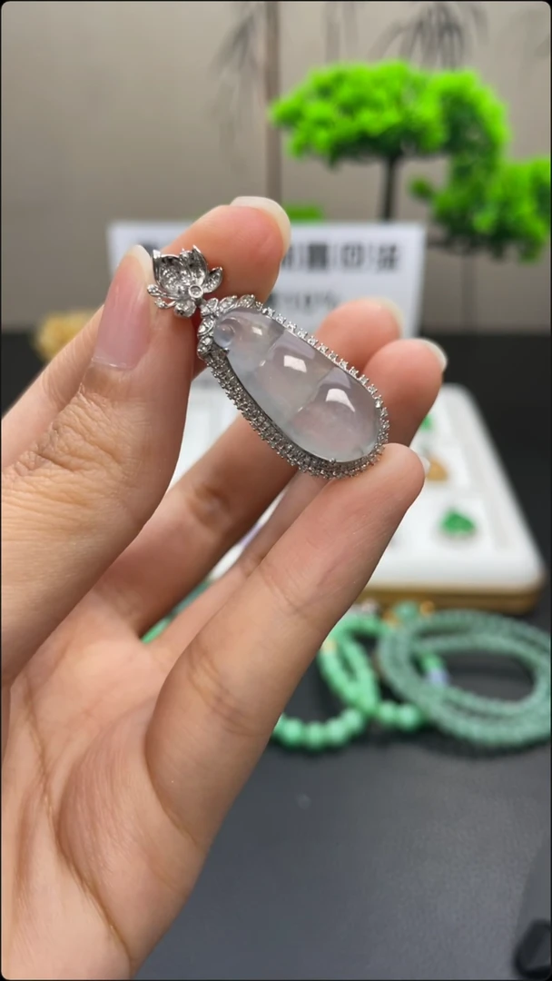 翡翠18K金镶嵌颈饰天然缅甸A货翡翠18k金镶嵌吊坠