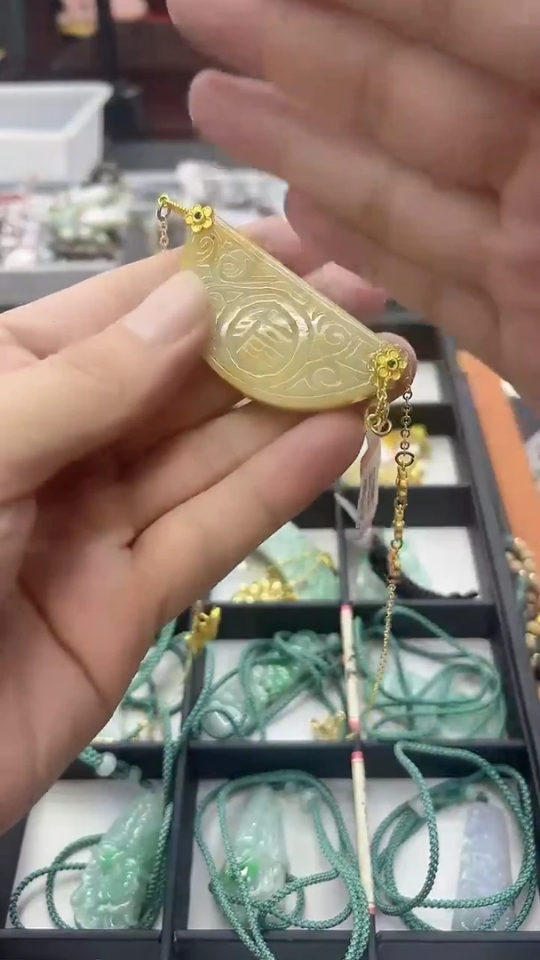 颈饰未镶嵌翡翠黄翡翠半圆吊坠