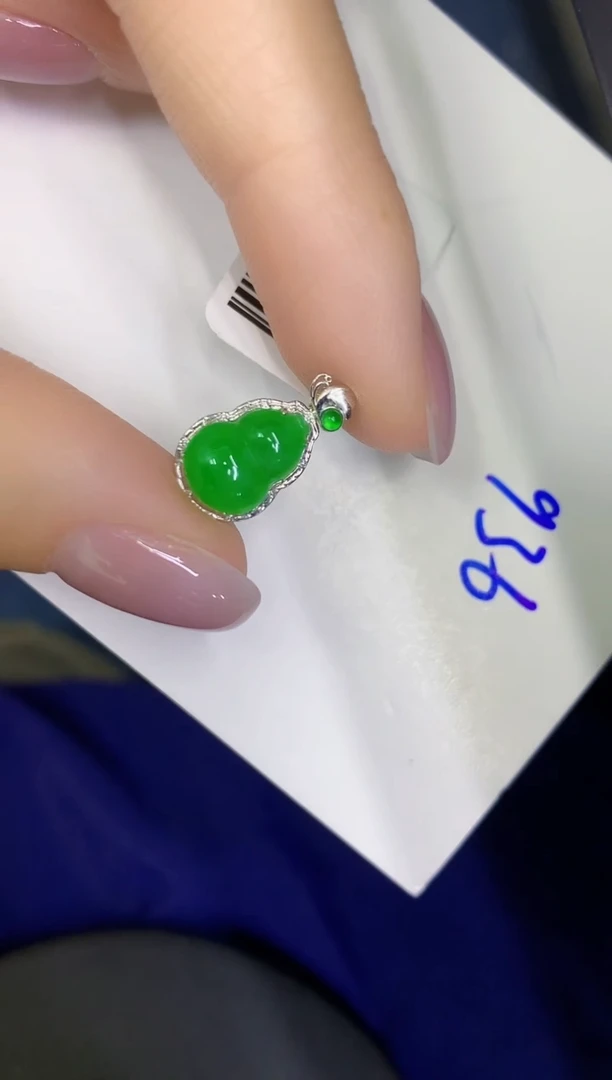 颈饰18K金镶嵌翡翠缅甸天然翡翠A货