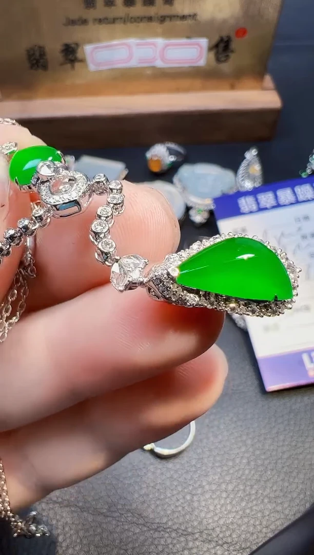 翡翠18K金镶嵌颈饰优****?翡翠