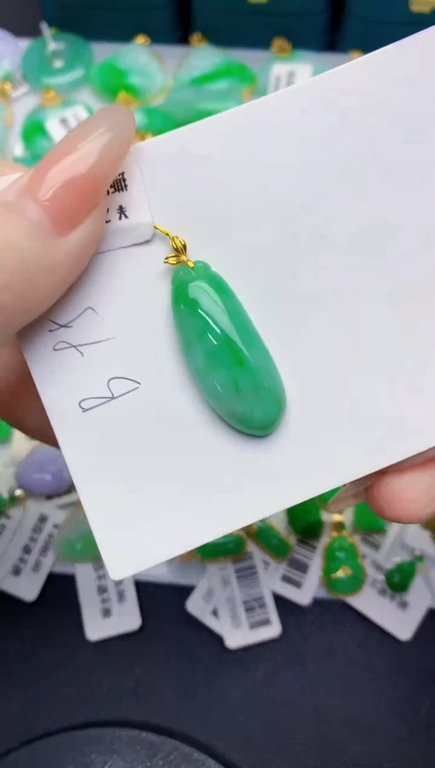 颈饰18K金镶嵌翡翠缅甸天然翡翠A货