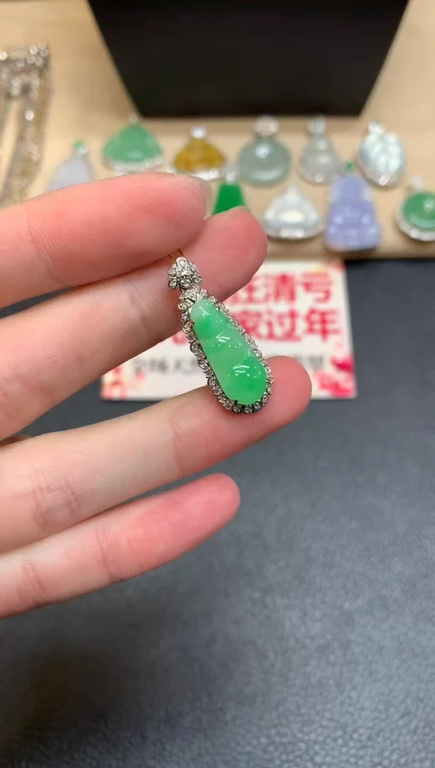 【闪购商品】翡翠颈饰18K金镶嵌福豆【无服务费】