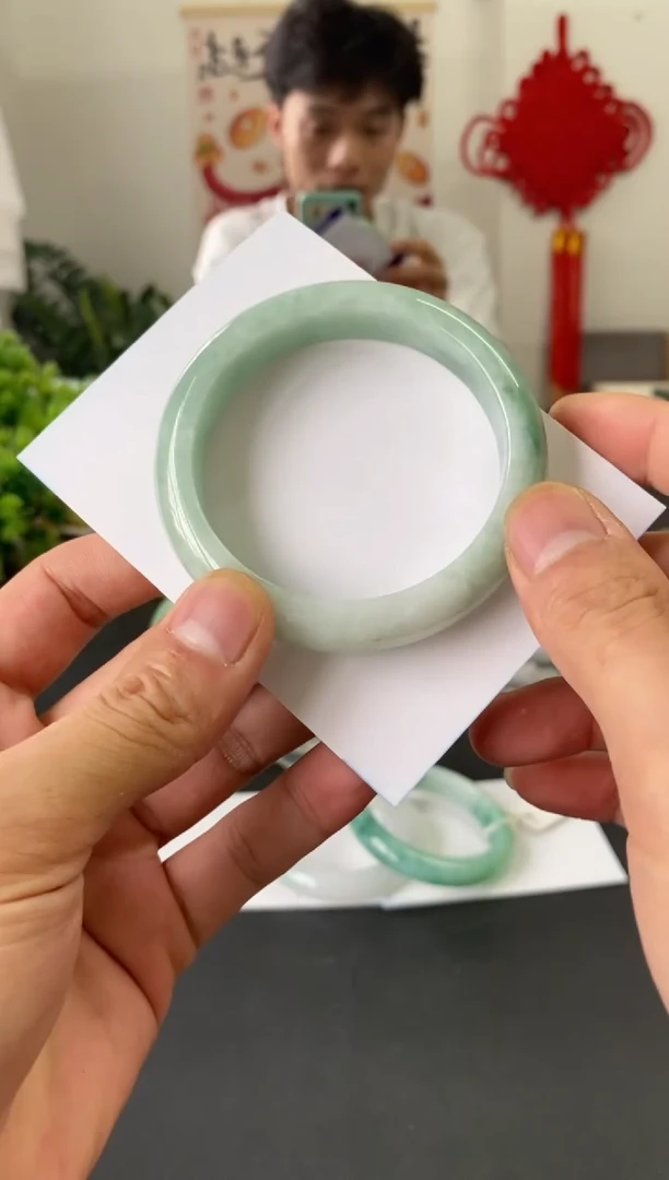翡翠手镯未镶嵌天然翡翠