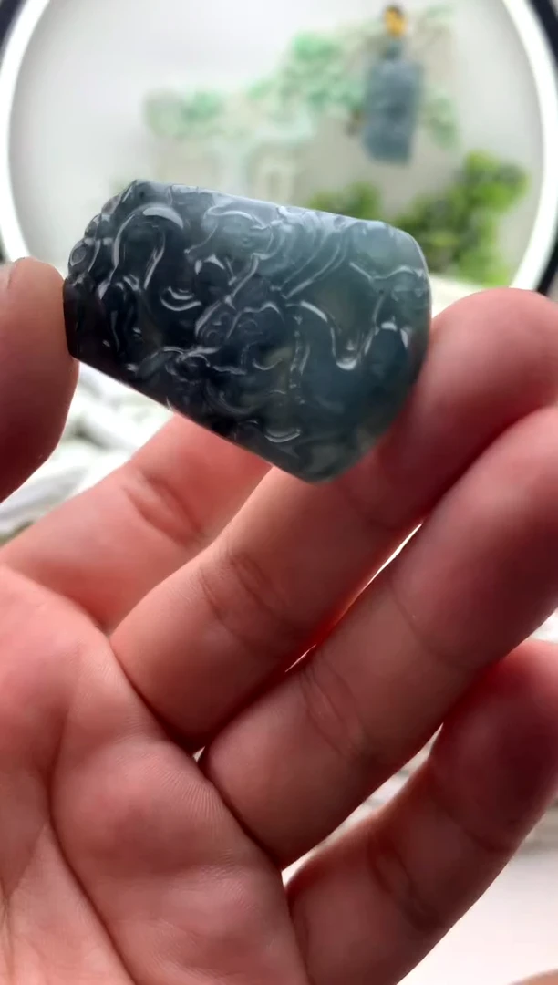 翡翠未镶嵌颈饰小龙牌