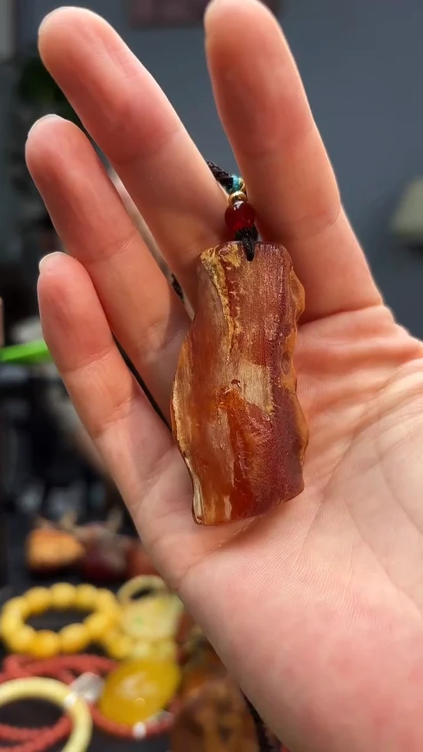 未镶嵌颈饰琥珀吊坠