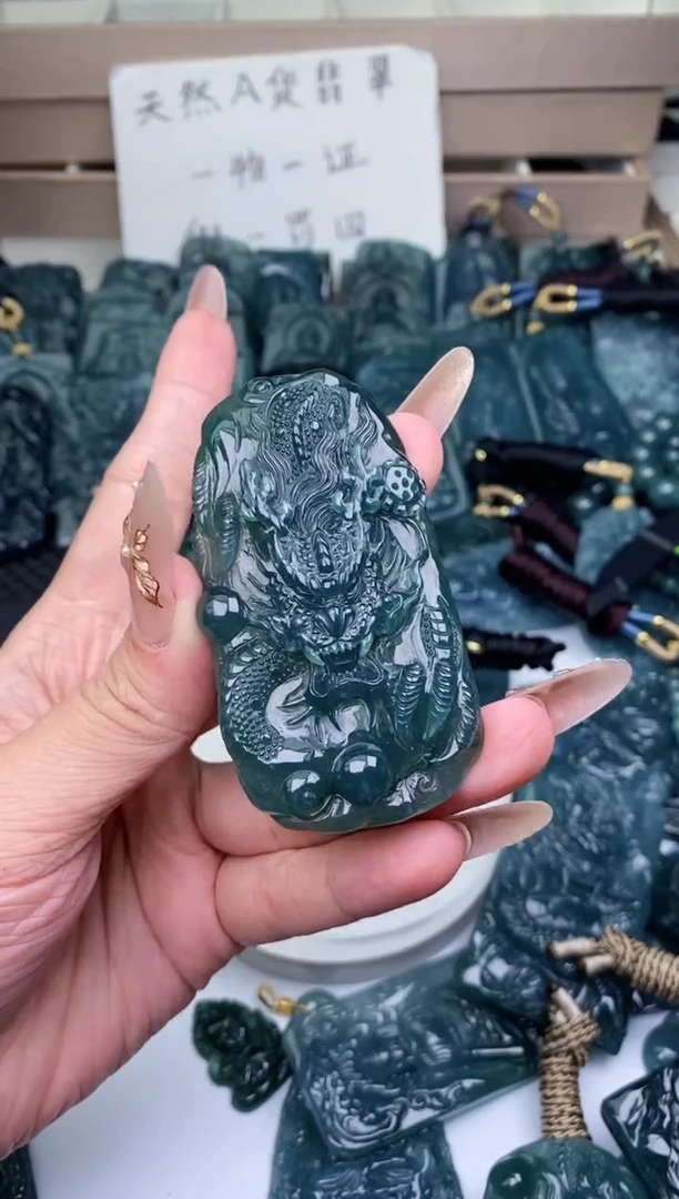 颈饰未镶嵌翡翠