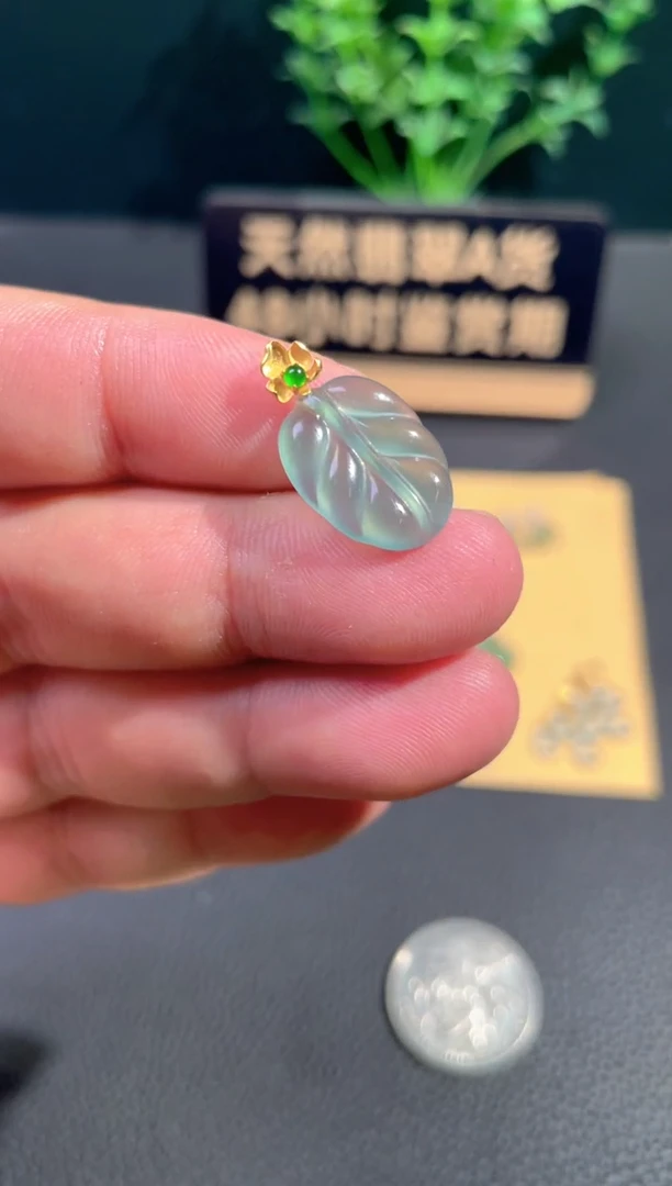 颈饰18K金镶嵌翡翠翡翠