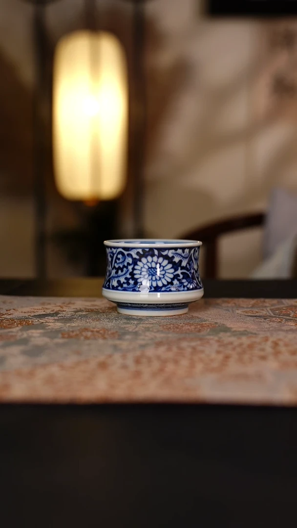 元黛工坊青花扁菊小蛮腰杯