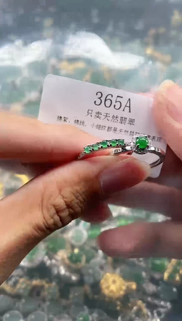 翡翠未镶嵌颈饰一物一拍