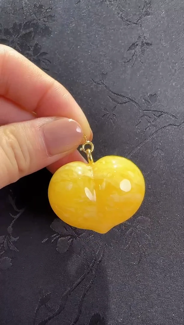 蜜蜡颈饰18K金镶嵌爱心吊坠