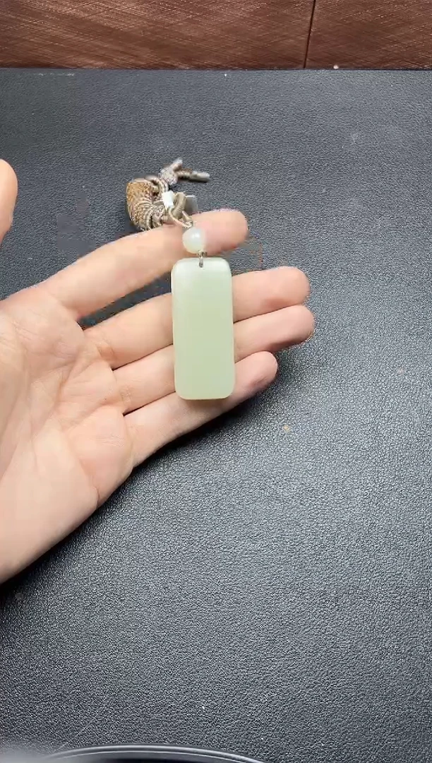 吊坠(赠链)未镶嵌和田玉且末微色差迪克兰一细吊坠