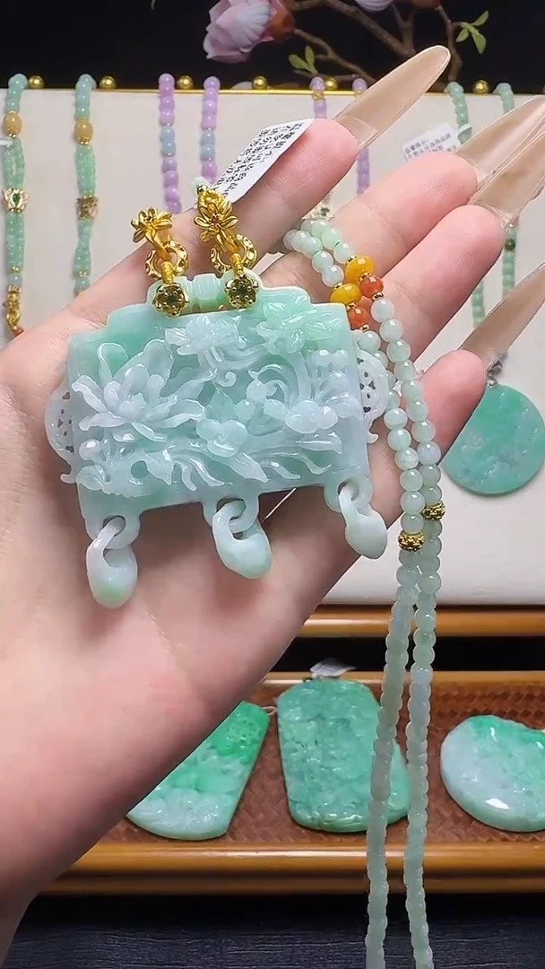 翡翠未镶嵌颈饰蝶恋花