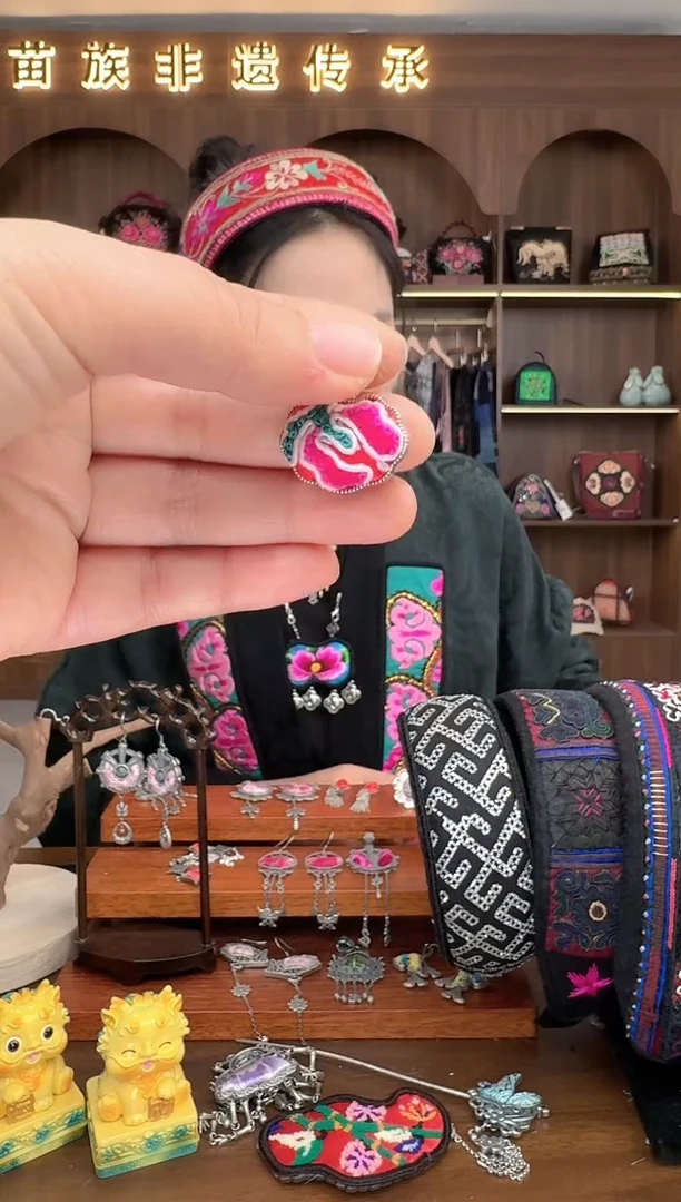 【闪购商品】织绣扶光苗绣传承86