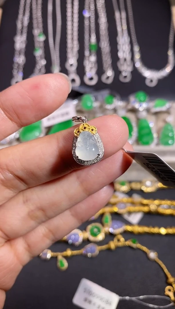 颈饰18K金镶嵌翡翠吊坠