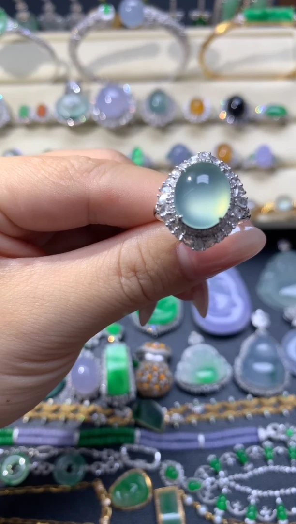 翡翠18K金镶嵌颈饰戒指