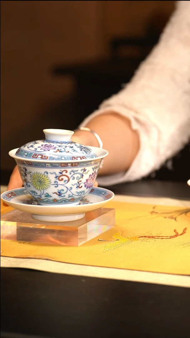 J涂杏花窑斗彩缠枝莲敞口盖碗