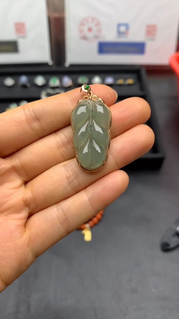颈饰18K金镶嵌翡翠叶子