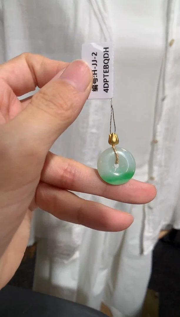 翡翠18K金镶嵌颈饰平安扣