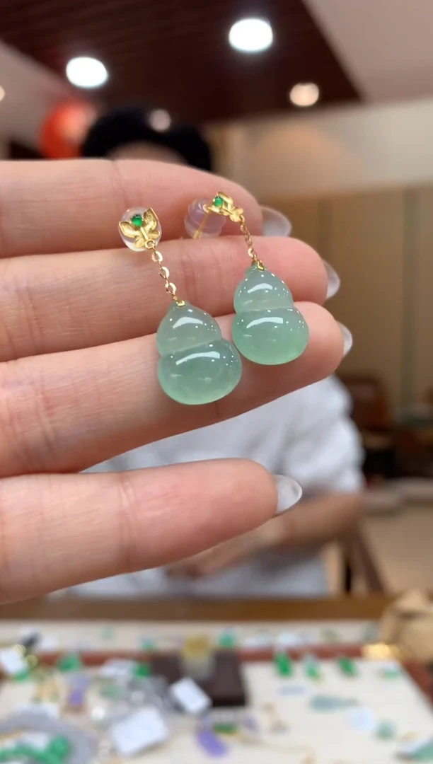 18K金镶嵌翡翠耳饰耳钉