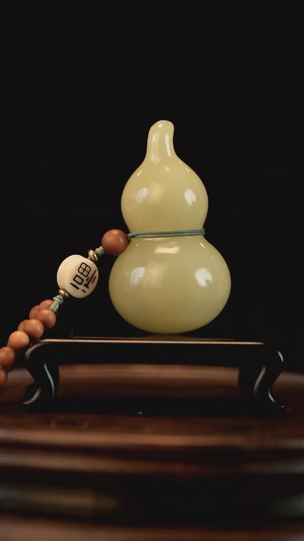 云南石竹叶青雕刻：手捻福禄