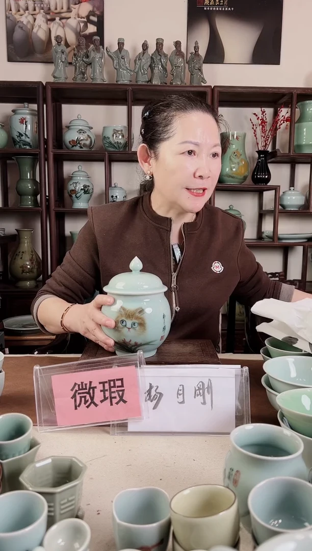 瓷****室微瑕 釉中彩猫画 小盖罐