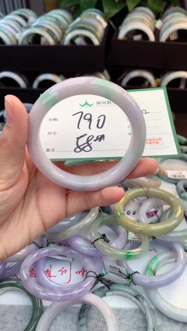 未镶嵌定制翡翠毛货需精细抛光+多人