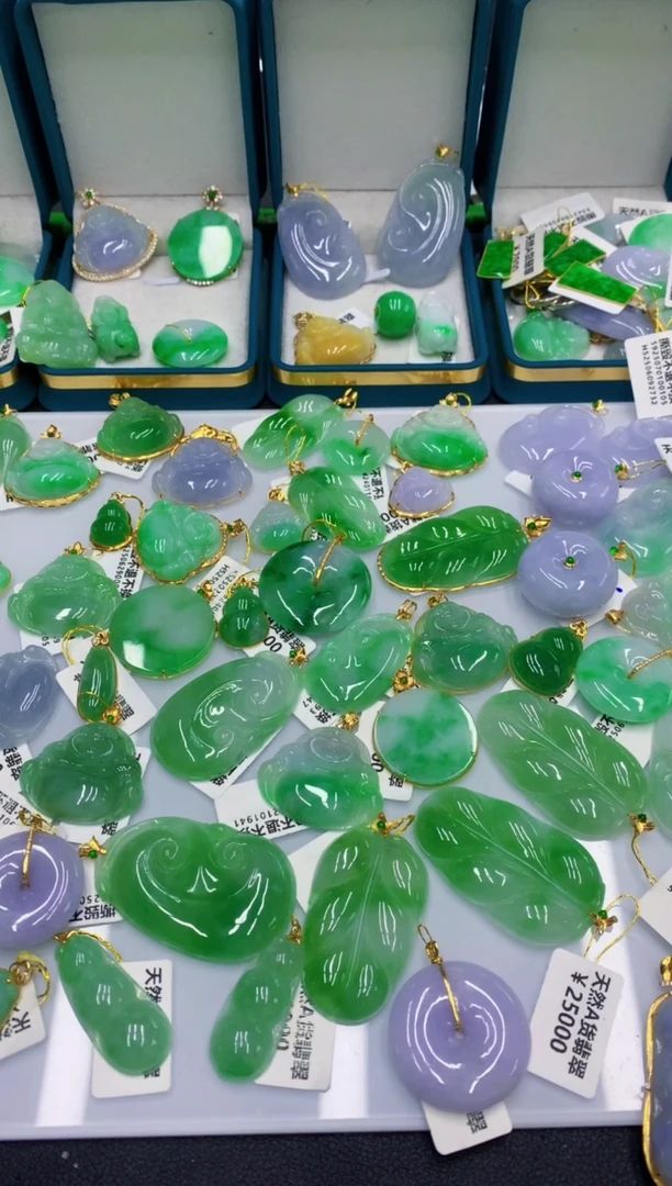 翡翠18K金镶嵌颈饰翡翠