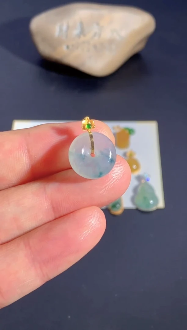 颈饰18K金镶嵌翡翠