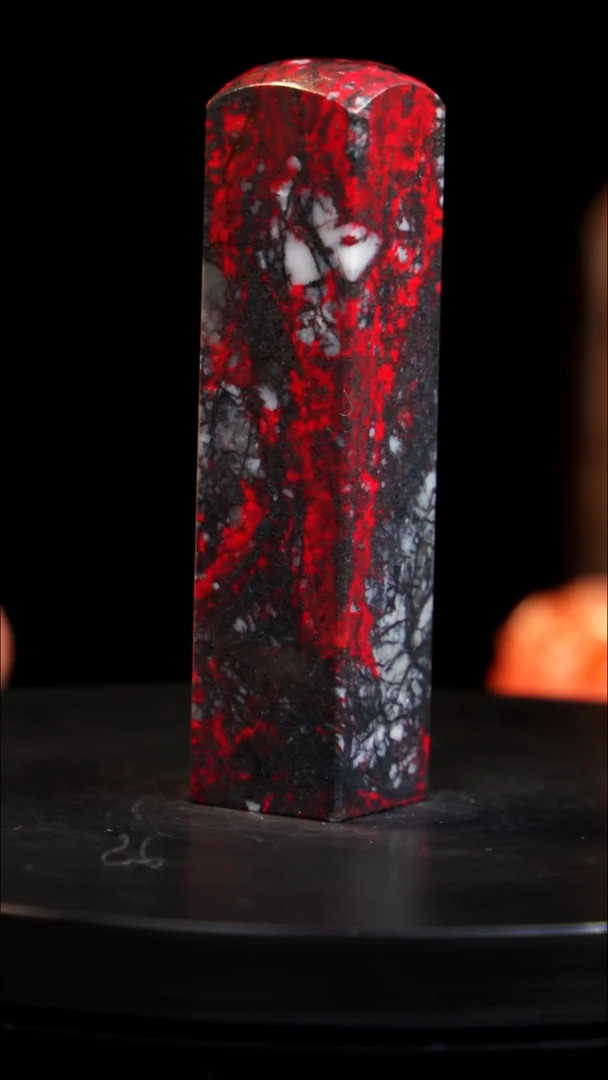 鸡血石黑牛角鸡血石