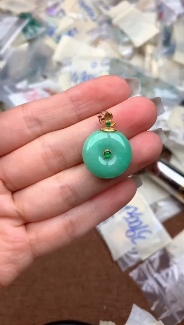 18K金镶嵌挂件翡翠—