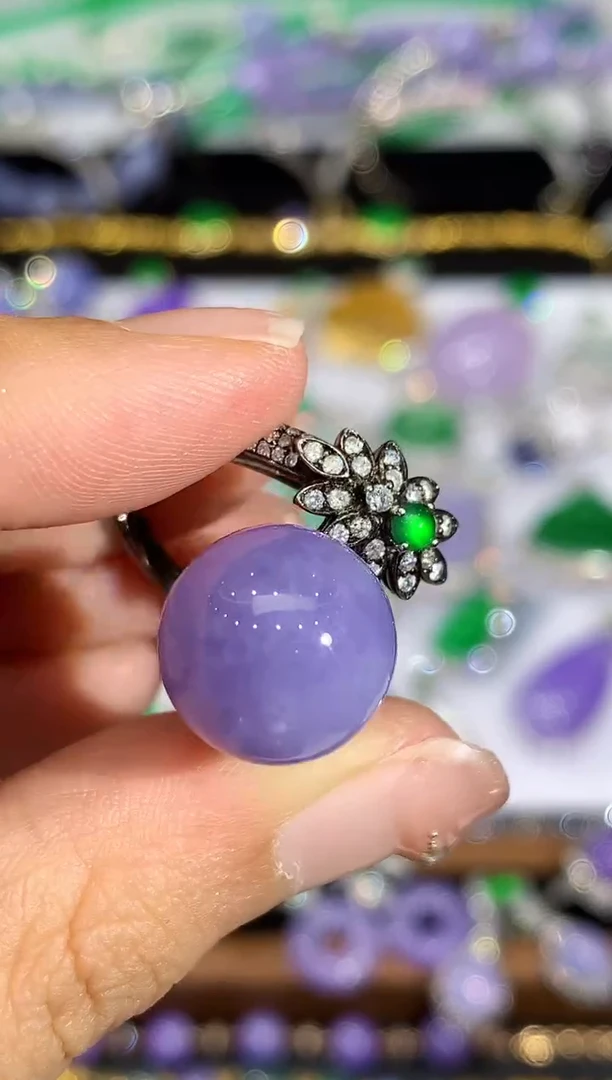 18K金镶嵌戒指翡翠多样性发其一