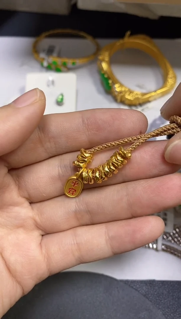 颈饰足金镶嵌翡翠贝**W颈饰 足金镶嵌 翡翠