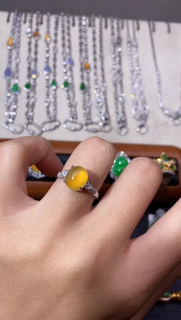 颈饰18K金镶嵌翡翠戒指