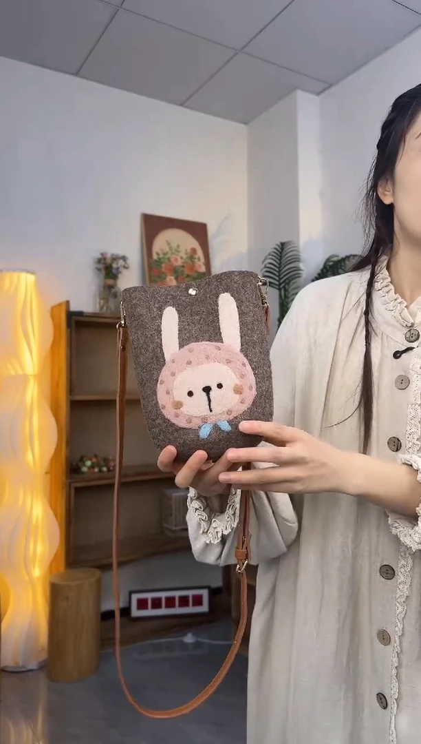 羊毛非遗纯手工包  手机包兔子