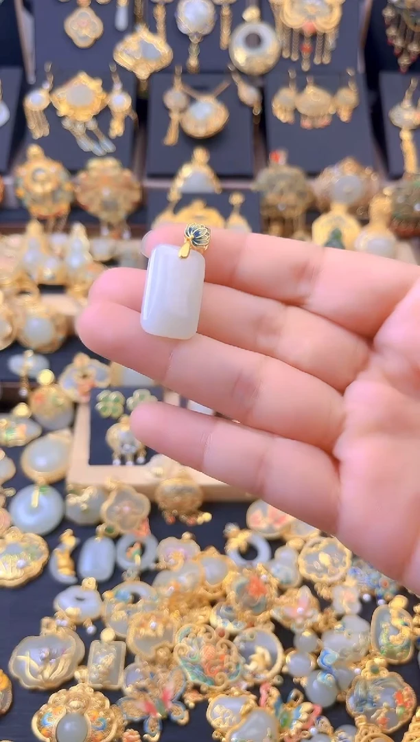 和田玉银S925镀金镶嵌颈饰莲花无事牌吊坠