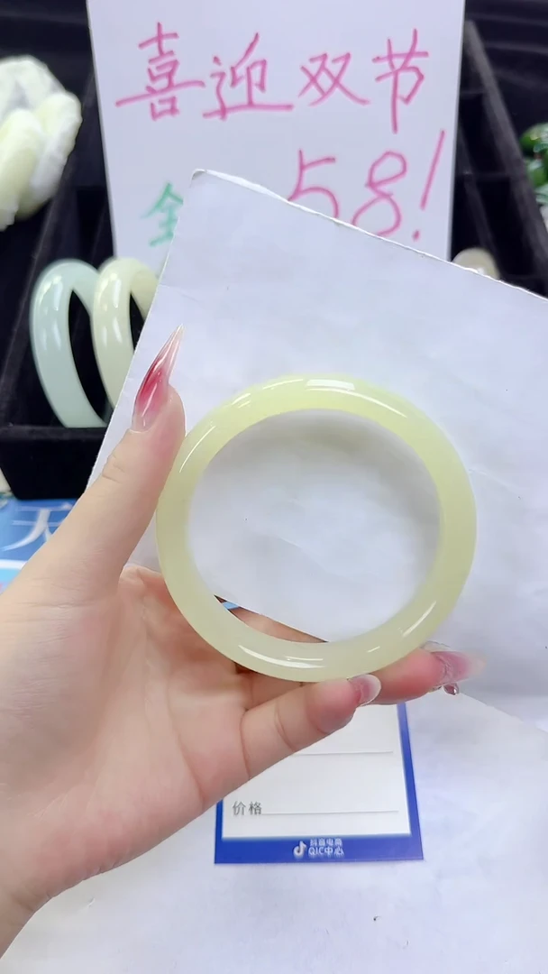 未镶嵌手镯石英质玉100