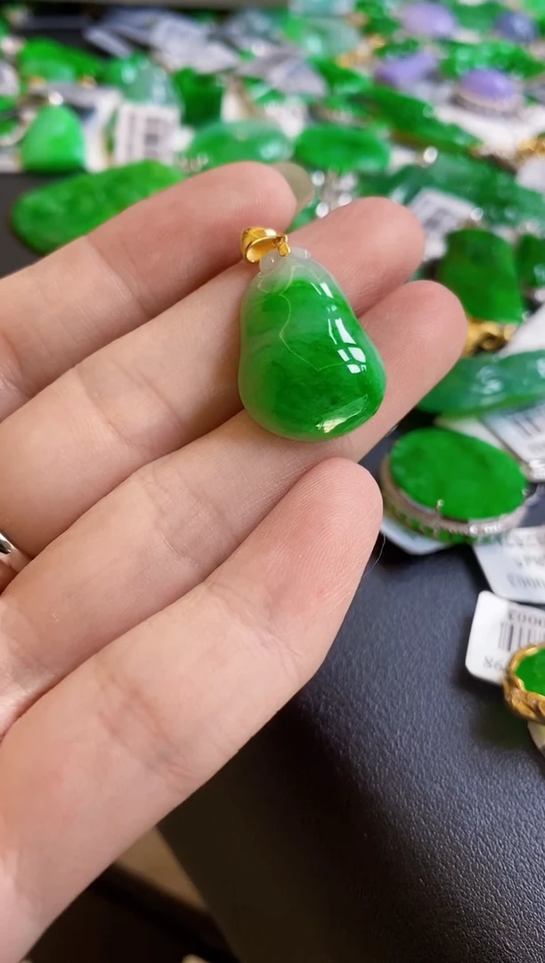 翡翠18K金镶嵌颈饰葫芦