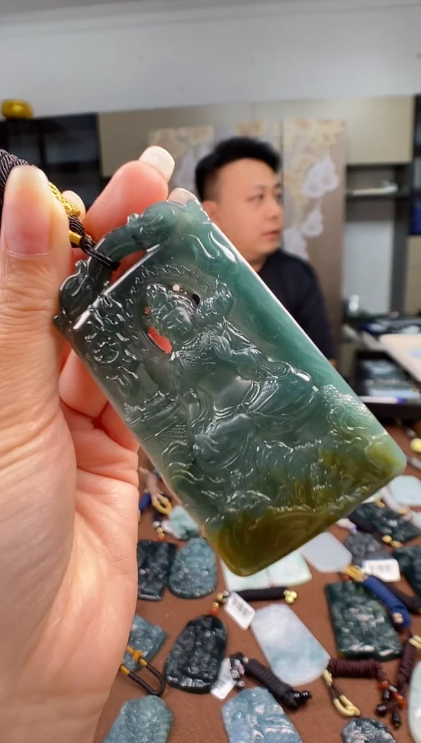颈饰未镶嵌翡翠金****? 多样性发其一