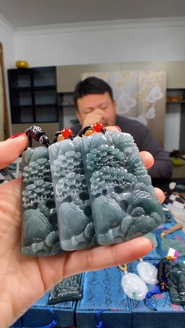 颈饰未镶嵌翡翠  多样性发其一