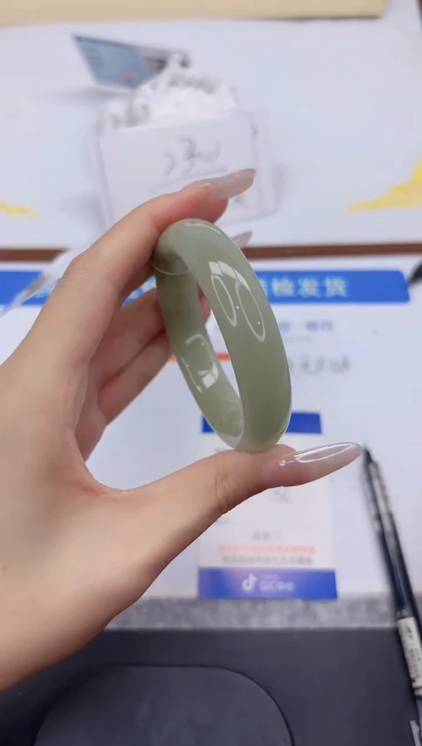 未镶嵌手镯石英质玉L209-56
