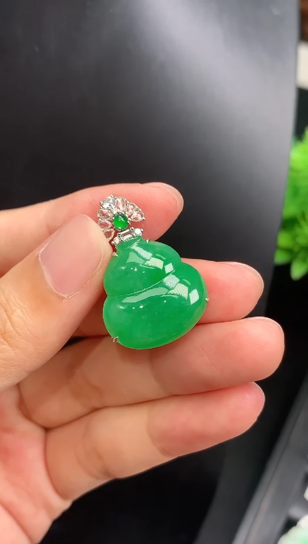 颈饰18K金镶嵌翡翠葫芦